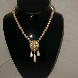 Vintage Richlieu hand-tied faux pearl pendant necklace.